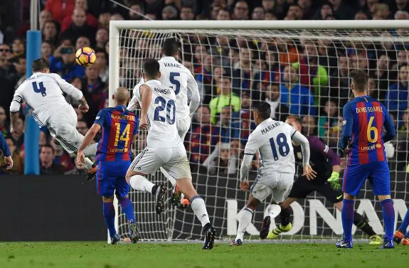 Sergio Ramos remata de cabeza en la jugada que supuso, en el último minuto, el empate del Real Madrid en el Camp Nou. 