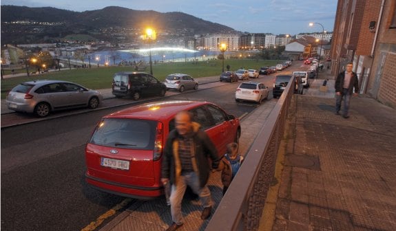 Unos 120 coches, según los vecinos, fueron multados en Leopoldo Alas Hijo. 