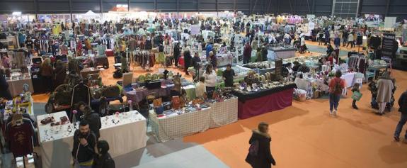 Las instalaciones del recinto ferial Luis Adaro seguirán acogiendo mercadillos como el de la fotografía, pero con más controles legales. 