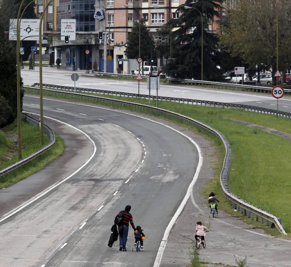 La entrada a Oviedo por la 'Y' vacía de vehículos el año pasado. 