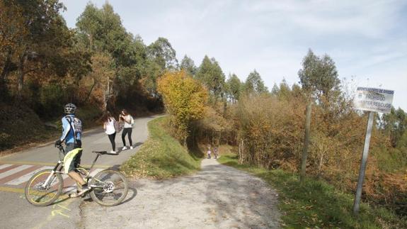 El ciclista se cayó en una una zona de difícil acceso. 