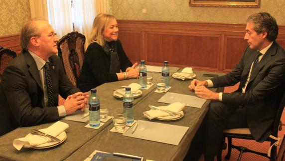 Mercedes Fernández con Íñigo de la Serna (derecha), durante el encuentro de este miércoles..