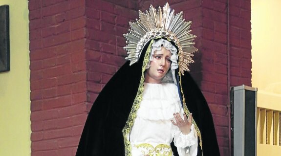 La Virgen de la Soledad, ayer, con su manto y corona recién estrenados, en la iglesia de San Félix. 