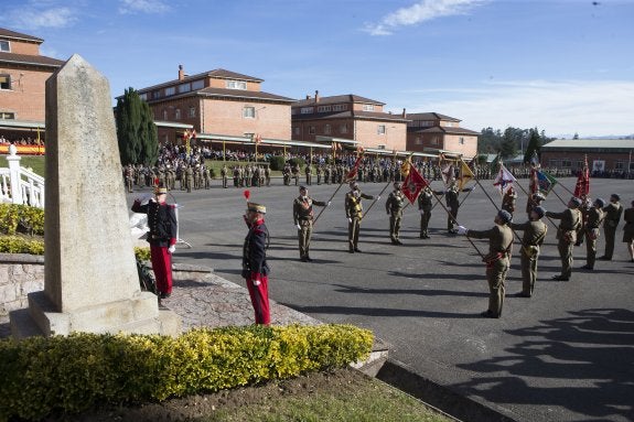 Dos militares depositan una corona de laurel en el monolito a los caídos. 