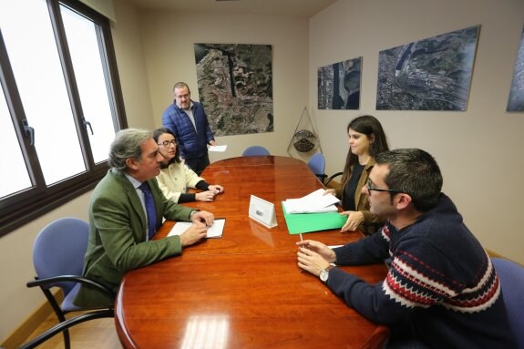Carlos de la Torre, Ana Bretón y Alfonso Araujo al inicio de su reunión con Raquel Ruiz y Manuel Campa para abordar los presupuestos municipales. 