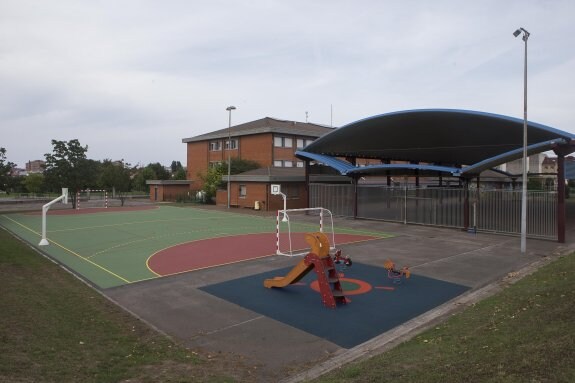 Patio y pista del colegio de Tremañes, con problemas. 