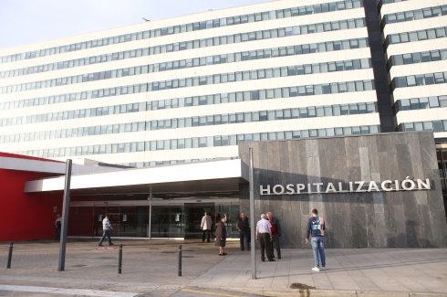 Entrada a Hospitalización, donde debería haberse instalado el centro de control de seguridad del HUCA. 