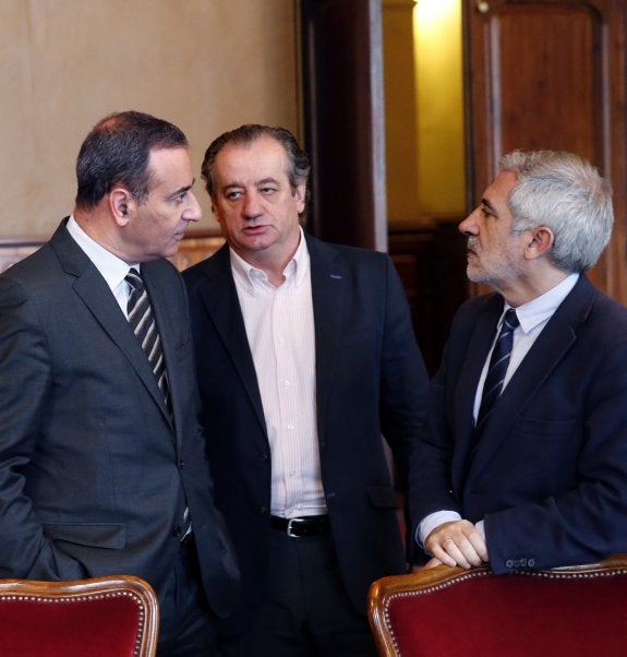 Fernando Lastra, Nicanor García y Gaspar Llamazares, conversando en la Junta General. 