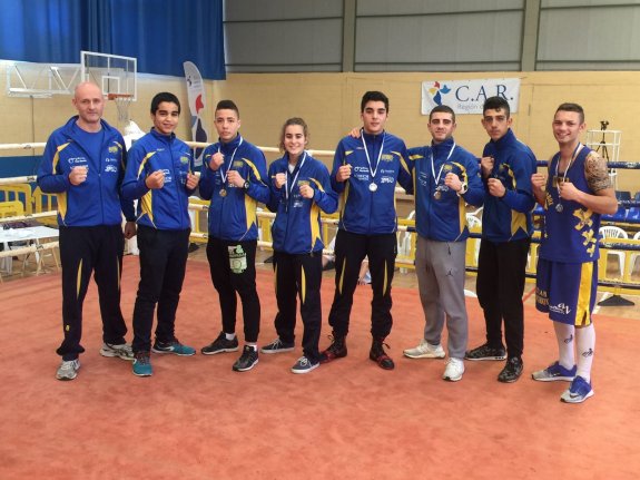 De izquierda a derecha, el técnico Oliver, Redhuan Ahsain, Enrique Florentino, Laura Fuertes, Javier Rodríguez, Carlos Alonso, David Hernández y Aaron Zinícola posan en Murcia tras la competición. 