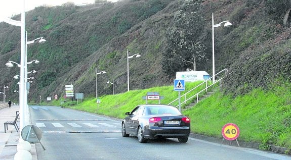 Un vehículo pasa junto a una señal que limita lavelocidad en la zona de obras en Candás. :: A. G.-O.