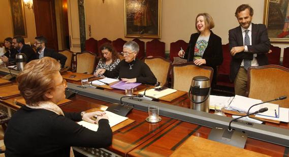 Julia Piñera, de espaldas, y los concejales del PP, Cristina Fernández, Francisco García, Gerardo Antuña; de IU, Cristina Pontón; de Somos, Isabel Bermejo y Ana Taboada, y el secretario general, Jesús Fernández. 