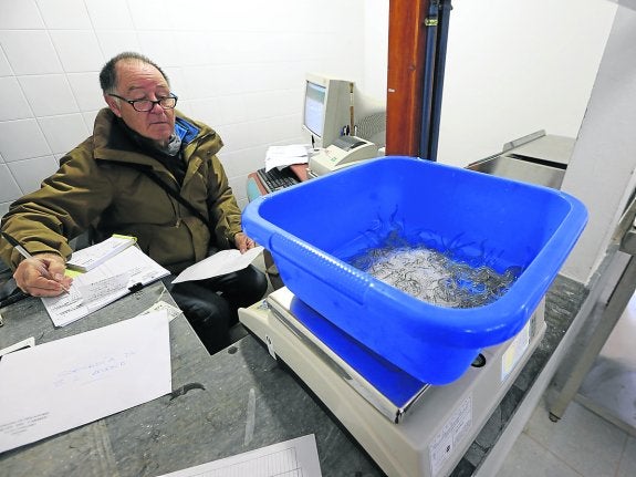 José Díaz apunta las primeras angulas vendidas este año en el inicio de la campaña. 