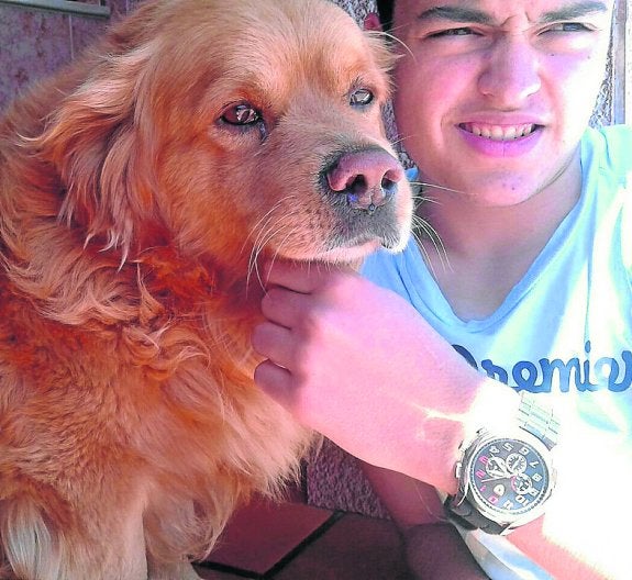 Gabriel Heres, sobrino del dueño del perro, con 'Tuto'. 