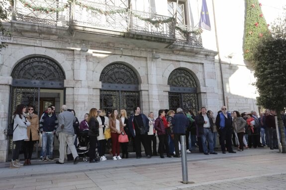 Más de medio centenar de vecinos de Posada se concentraron ayer ante el Ayuntamiento para reclamar medidas ante la ola de robos. 