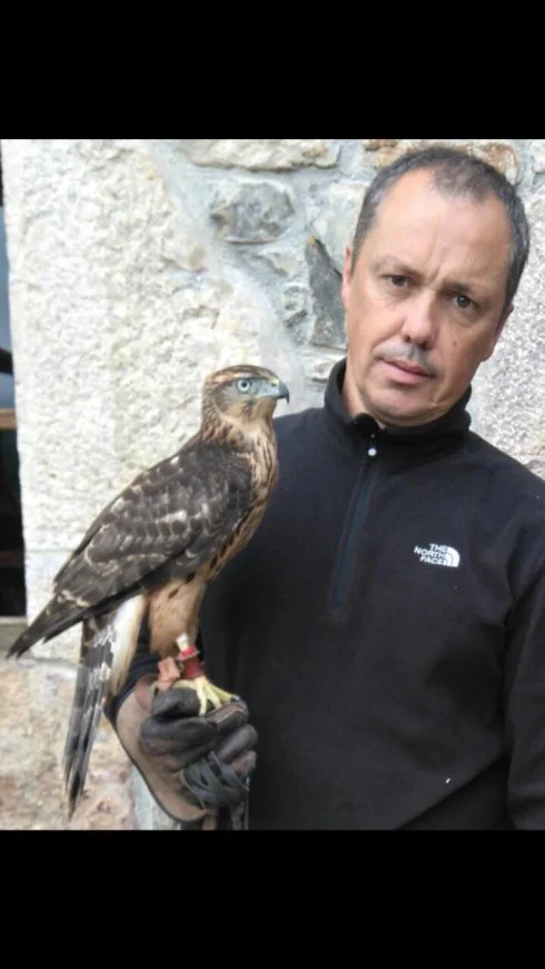 Fernando Caso con uno de sus halcones. 