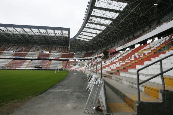 Tribunas este y sur cuyos pórticos están siendo rehabilitados. 