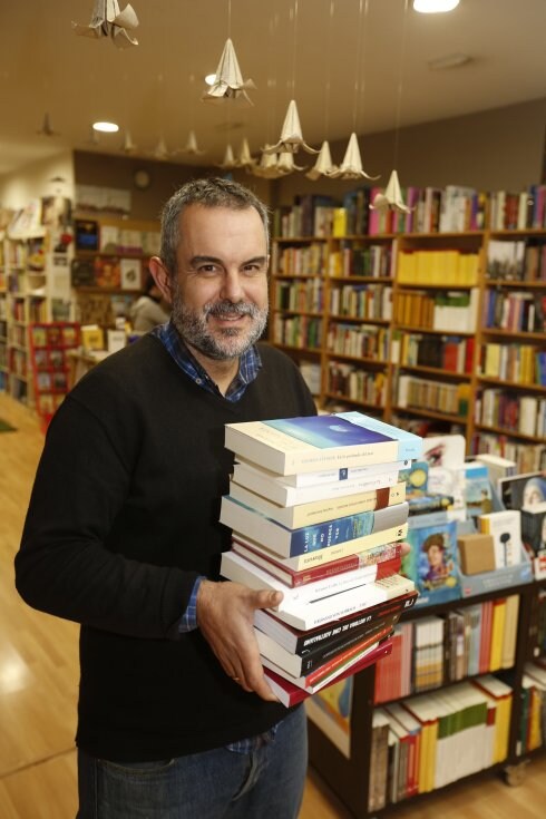 Rafa Gutiérrez, en su librería, 'La buena letra'.
