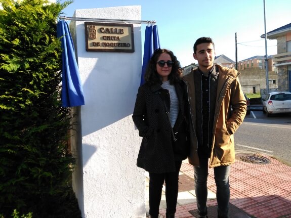 Marta y Diego Nogueiro tras descubir la placa de su abuela. :: D. S. F.