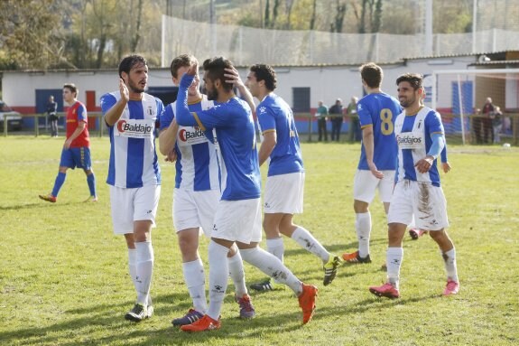 Los avilesinos celebran un gol en Noreña y esperan repetir la escena en Colunga. 