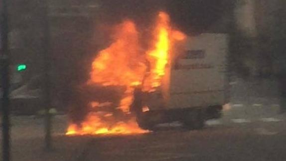 El vehículo, envuelto en llamas.