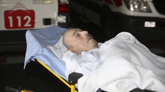 José Ángel Fernández Villa es trasladado, en camilla, a su salida del hospital, donde estuvo ingresado diez días el pasado mes de octubre.