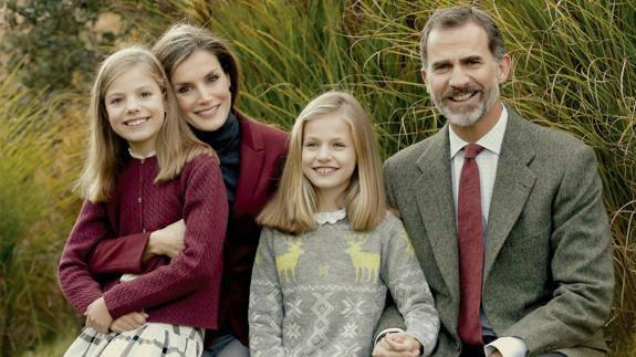 Los Reyes, con sus hijas, en la felicitación navideña de este año.