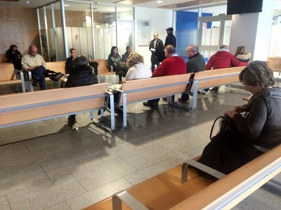 Varias personas, en una de las salas de espera de Urgencias del Hospital Universitario Central de Asturias. 
