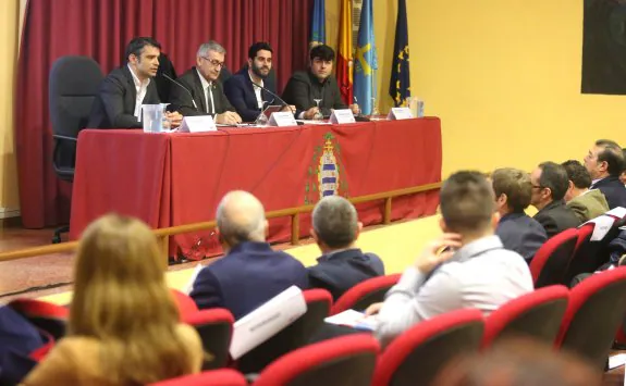 Juan Carlos Campo, Santiago García Granda, Rubén González y Pablo Arboleya, ayer, en la presentación de la cátedra 'Smart City'. 