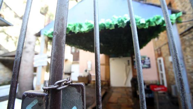 El local 'Salsipuedes' de Oviedo, desalojado por sobrepasar el aforo en más de 350 personas. 