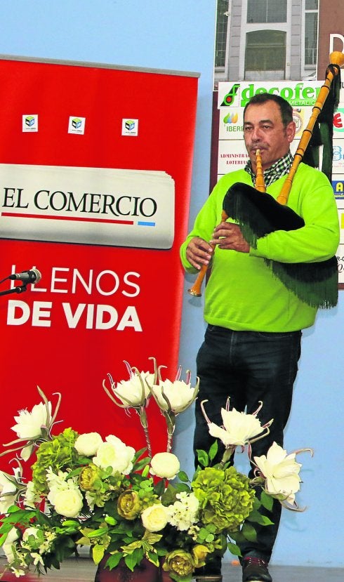 El gaitero oficial del certamen, Valentín Fuente. 