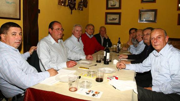 Rufo Quintana, segundo por la izquierda, en 2010, en un reencuentro con exdirectivos del Real Avilés.