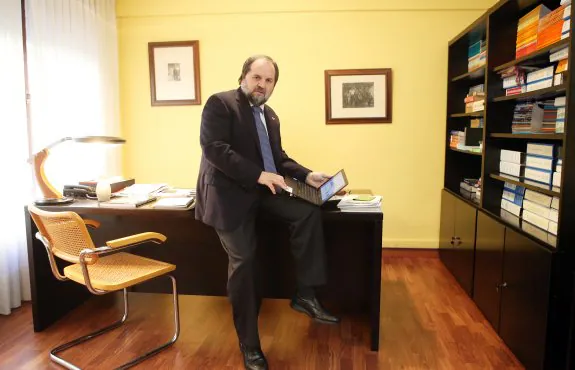 José Antonio Sáenz de Santamaría, en su despacho del Colegio de Geólogos, en Oviedo. 