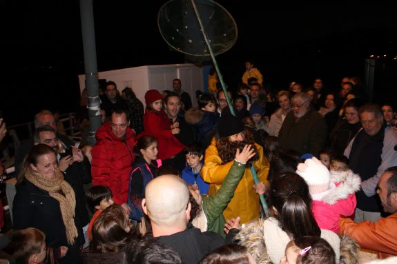 El Angulero saluda a los niños y familias a su llegada a La Arena. 