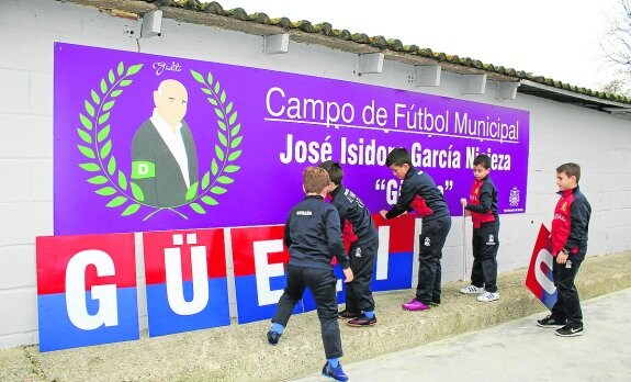 Cinco niños del Condal, durante el homenaje a José Isidoro García Nicieza, 'Güelito'. 