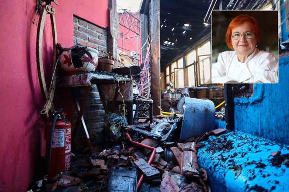 Los bomberos sofocan las últimas llamas en la galería comedor del restaurante. El incendio se declaró en torno a las 11.30 horas. 