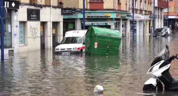 Un contenedor flota en la calle Brasil, el septiembre pasado. 