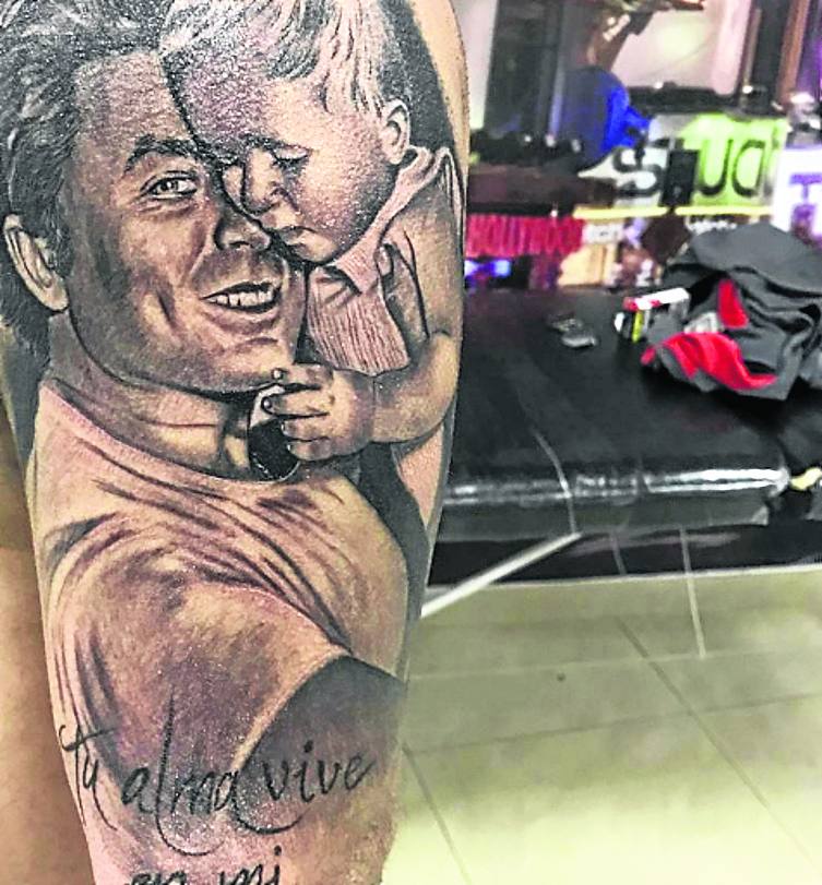 Kiko Rivera inmortaliza a su padre en un nuevo tatuaje en el brazo