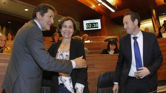 El presidente del Principado, Javier Fernández, y la consejera de Hacienda, Dolores Carcedo, se felicitan hoy al finalizar el pleno de la Junta General del Principado en el que definitivamente han sido aprobados los presupuestos para 2017.