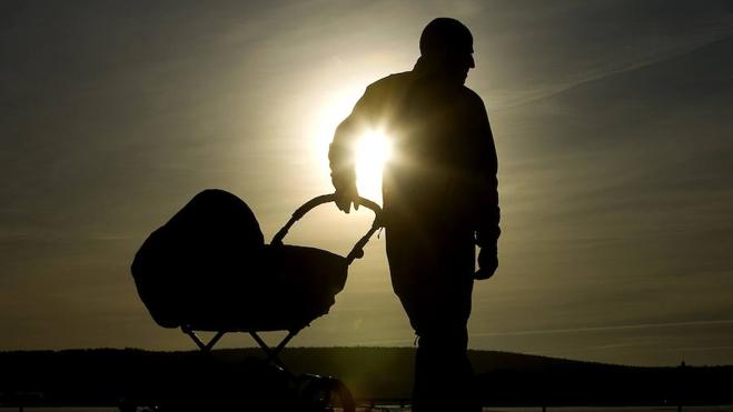 El permiso de paternidad duplica su duración