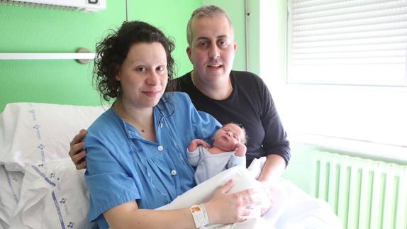 Nicolás y sus padres, Ainhoa López y Zeus Fernández, en el Hospital de Cabueñes.  