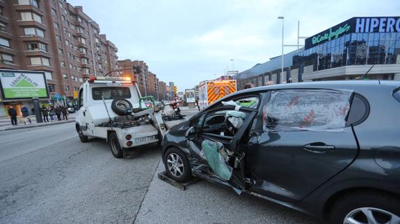 Accidente entre dos vehículos en la avenida de la Constitución de Gijón. 