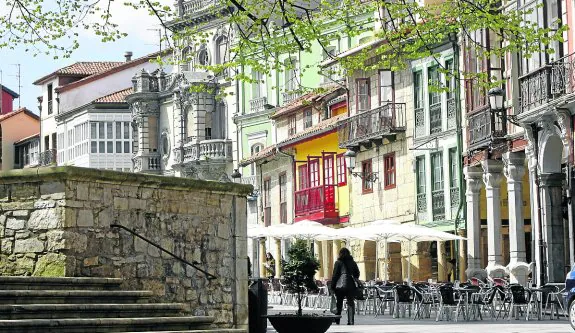 Calle de San Francisco, con la campa de la iglesia de San Nicolás en primer plano.