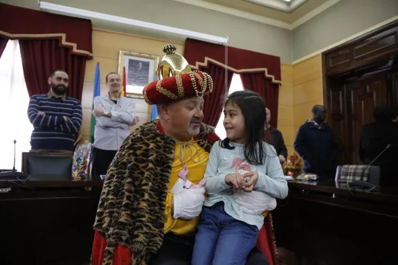 El príncipe Aliatar, con la niña Carla Patiño. Al fondo, el alcalde de Langreo. 