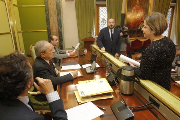 El alcalde, Wenceslao López, y Ana Taboada, en el momento en el que Caunedo les informa de los problemas de accesibilidad al Pleno de su concejal Eduardo Llano al estar estropeado el ascensor. 