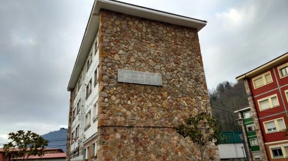 La placa colocada en las viviendas del barrio de Pialla. 