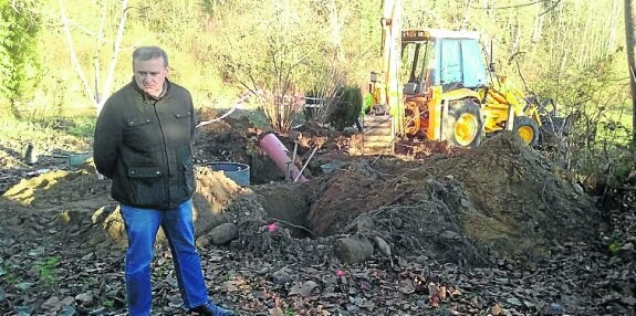 Emilio García Longo durante una visita reciente a las obras. 