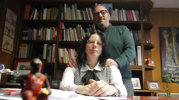 Javier Vicente, presidente de la Asociación Albéniz, posa con Raquel Suárez, una exusuaria de los servicios de la entidad. 