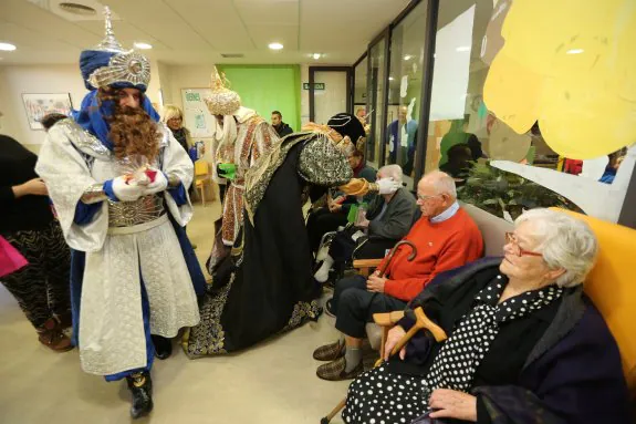Los Reyes Magos entregaron varios presentes a los residentes del geriátrico de El Nodo, que ayer vivieron una jornada especial. 