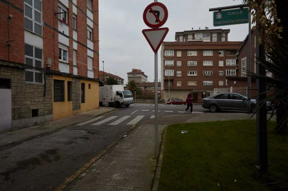 Baches en uno de los tramos de la calle Principado de Asturias. 