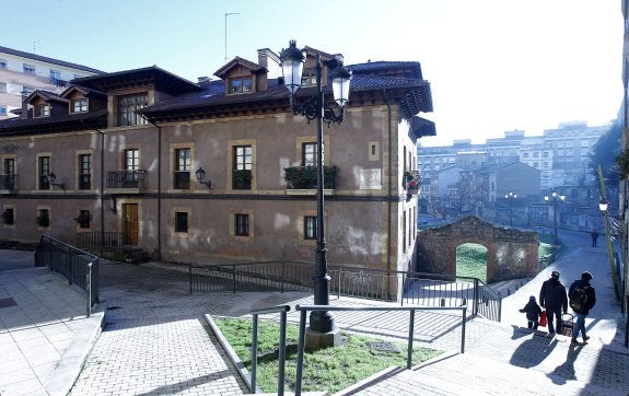 Casona de la Regla.  La que fuera casa natal de Eduardo Martínez Torner es el único elemento de patrimonio histórico-industrial declarada BIC en Oviedo. 